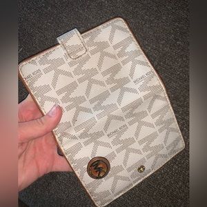 Michael Kors Passport Holder 🧳 ✈️ 💫